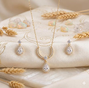 Niluk Gold-Plated Teardrop Crystal Pendant Necklace with Matching Earrings