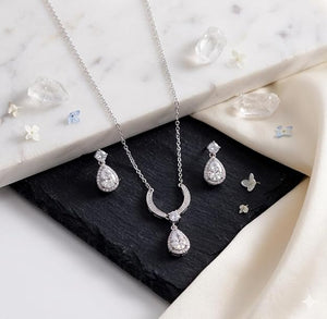 Niluk Gold-Plated Teardrop Crystal Pendant Necklace with Matching Earrings
