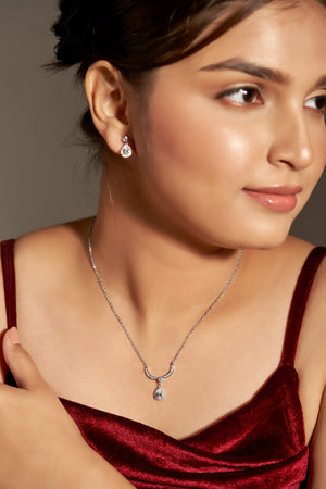 Niluk Gold-Plated Teardrop Crystal Pendant Necklace with Matching Earrings