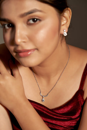 Niluk Gold-Plated Teardrop Crystal Pendant Necklace with Matching Earrings